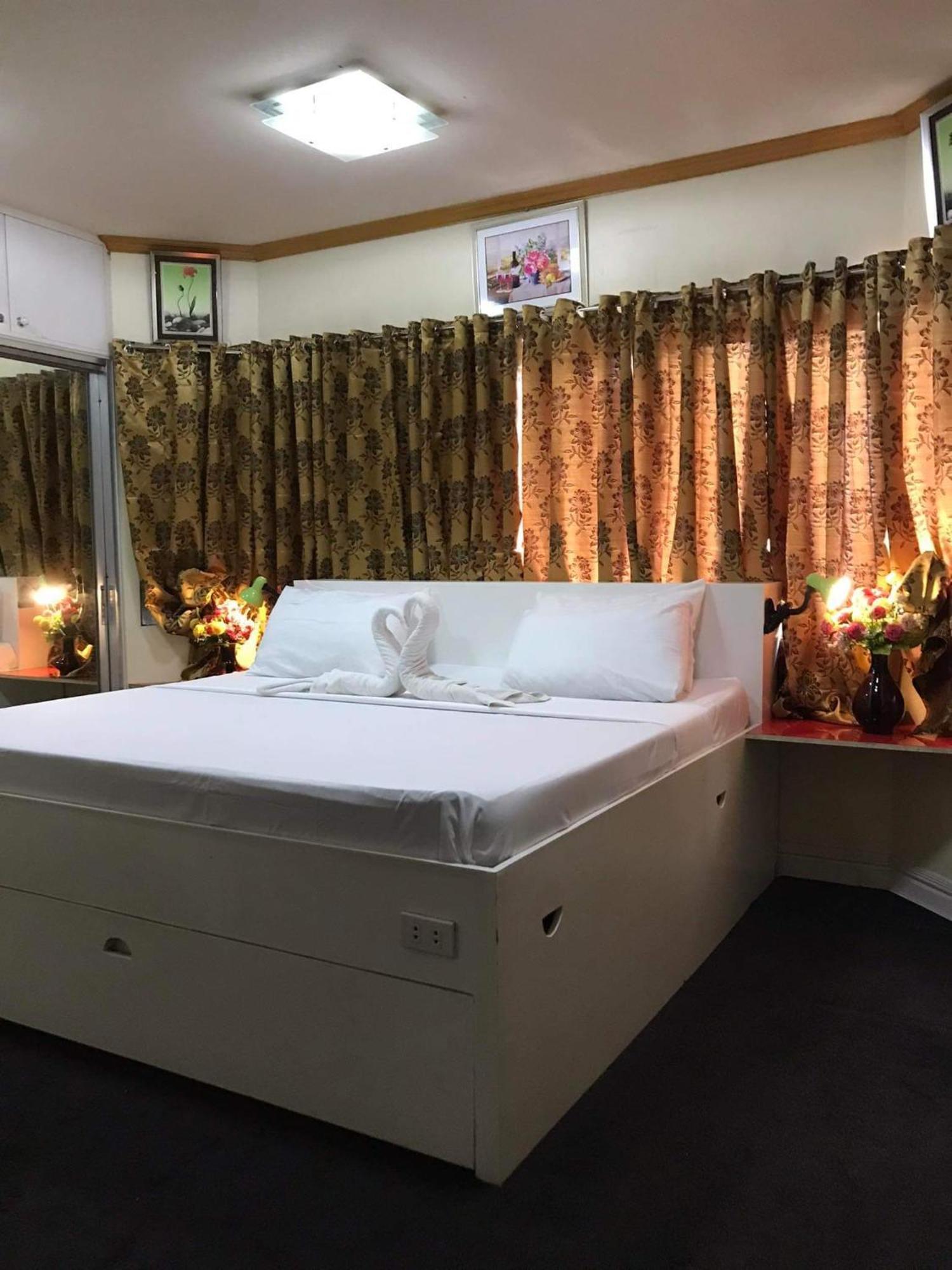 Cool Martin Family Hotel And Resort Bacoor Exterior foto